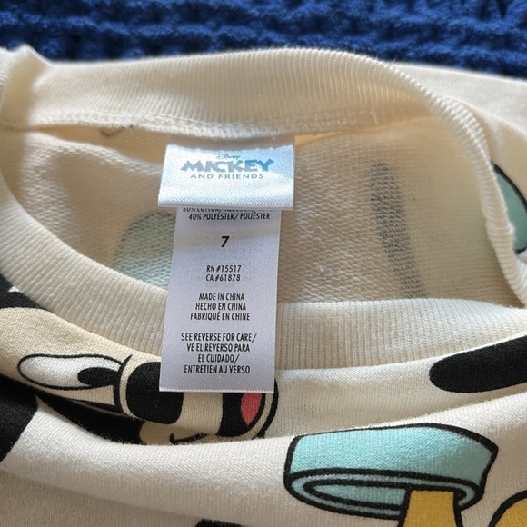 Mickey and the hand sweater - Picture 3 of 3